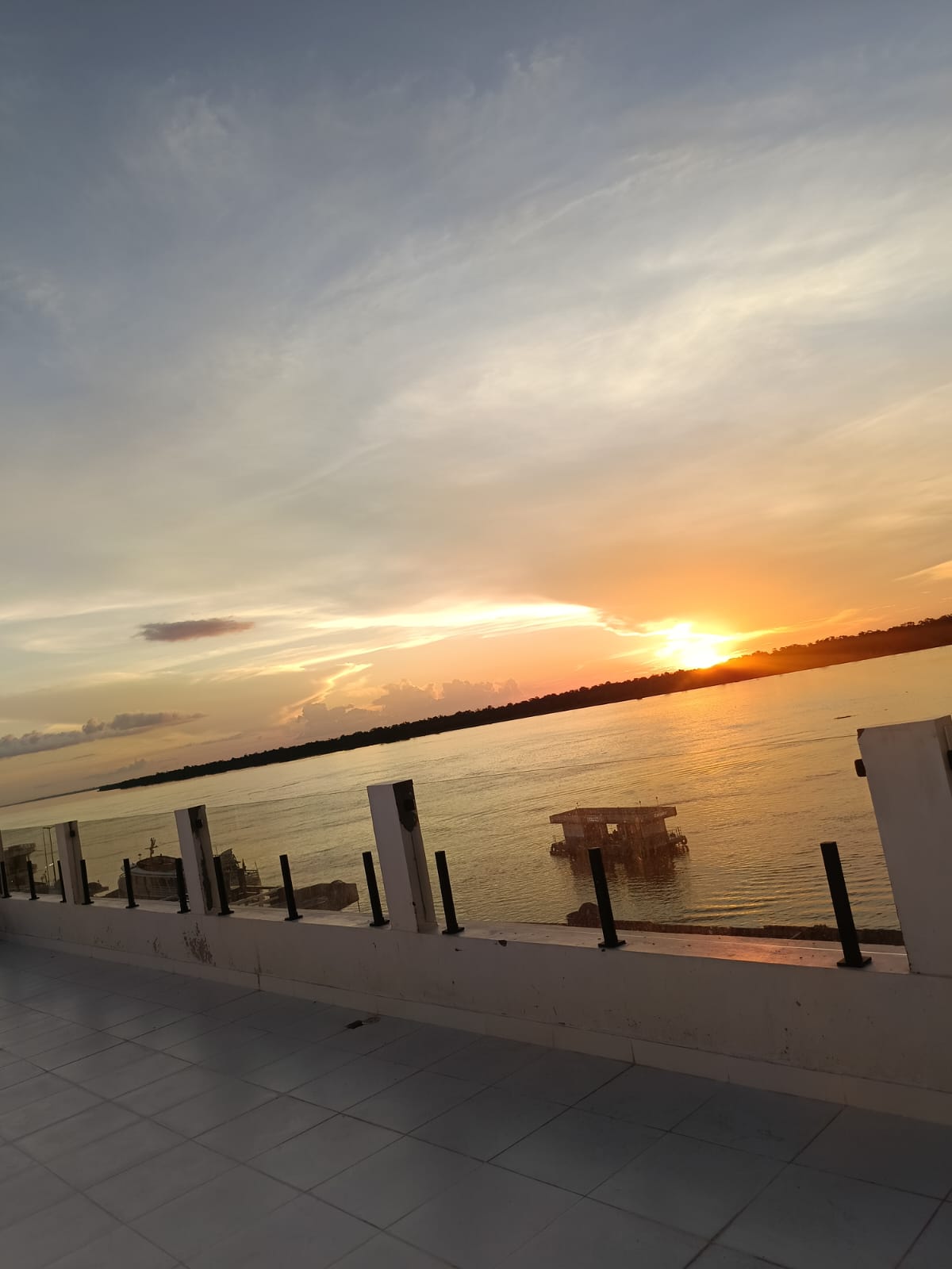 Deck panorâmico com vista para o Rio Madeira